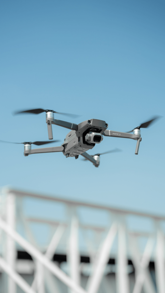 Drone équipé d’une caméra en vol pour la surveillance aérienne et la détection précoce des départs de feu.